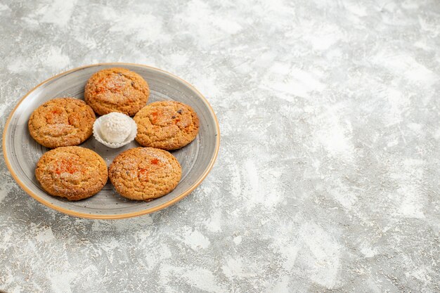 Vooraanzicht heerlijke zandkoekjes binnen plaat op licht wit het koekjeskoekje van de lijsttaart