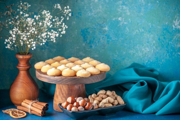 Vooraanzicht heerlijke zoete koekjes op blauwe zoete dessertdeeg thee cake biscuit