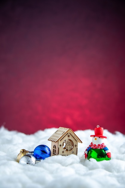 Vooraanzicht houten huis sneeuwpop speelgoed