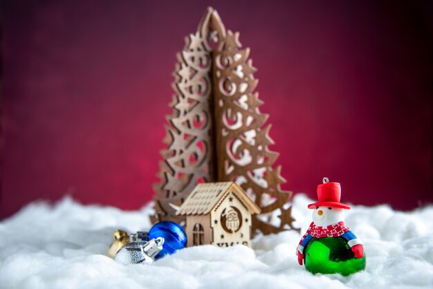 Vooraanzicht houten kerstboom sneeuwpop speelgoed klein houten huis