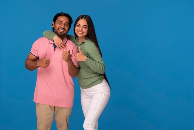 Vooraanzicht indiase vrienden poseren in de studio