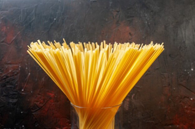 Vooraanzicht Italiaanse spaghetti in glas op donkere achtergrond