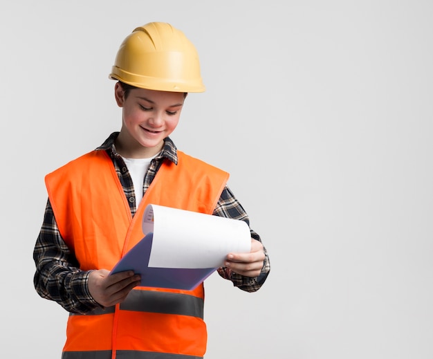 Vooraanzicht jong ingenieur lezing bouwplan