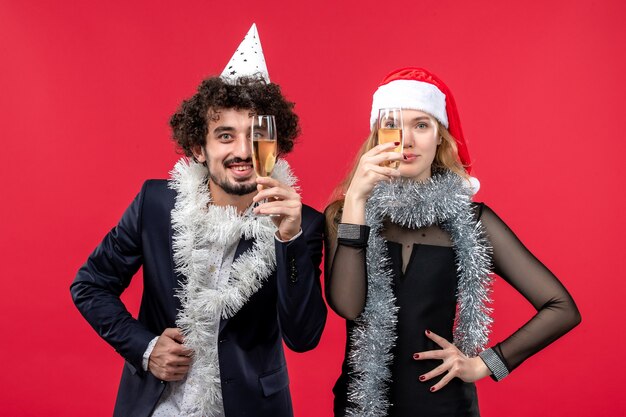 Vooraanzicht jong koppel alleen nieuw jaar vieren op rode muur kerst love party