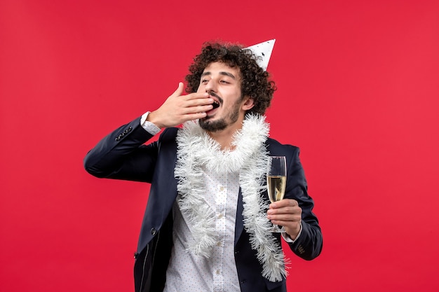 Vooraanzicht jong mannetje dat nog een jaar op rode muur menselijke vakantie kerstmis viert