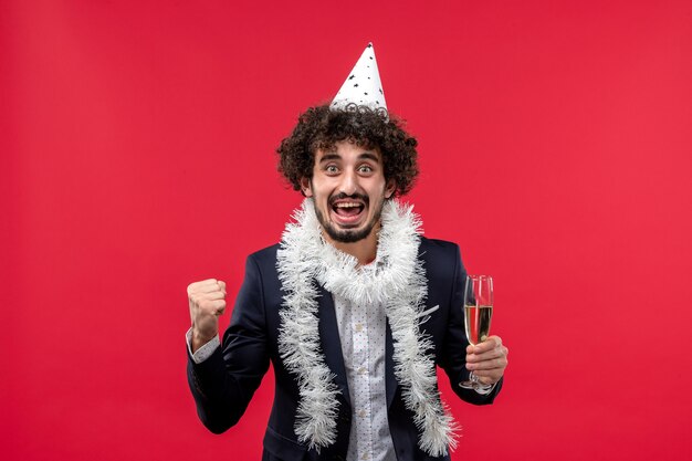 Vooraanzicht jong mannetje dat nog een jaar viert op het menselijke vakantiefeest van de rode muur