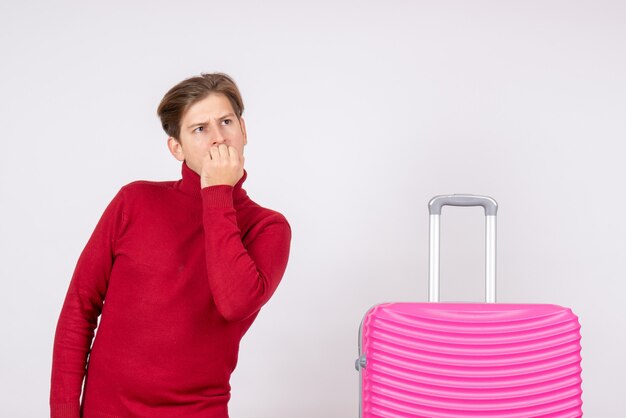 Vooraanzicht jong mannetje met roze zak die op witte achtergrond denken