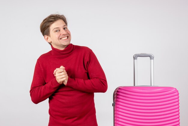 Vooraanzicht jong mannetje met roze zak op witte achtergrond