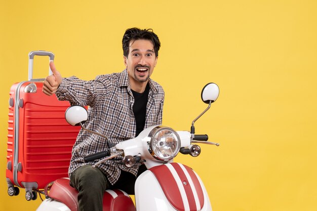 Vooraanzicht jong mannetje op fiets met zak op geel