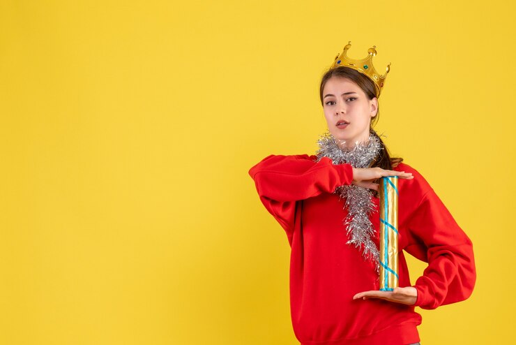 Gratis Foto vooraanzicht jong meisje met rode trui partij popper houden