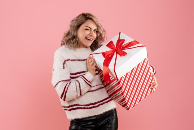 Vooraanzicht jong wijfje met aanwezige Kerstmis