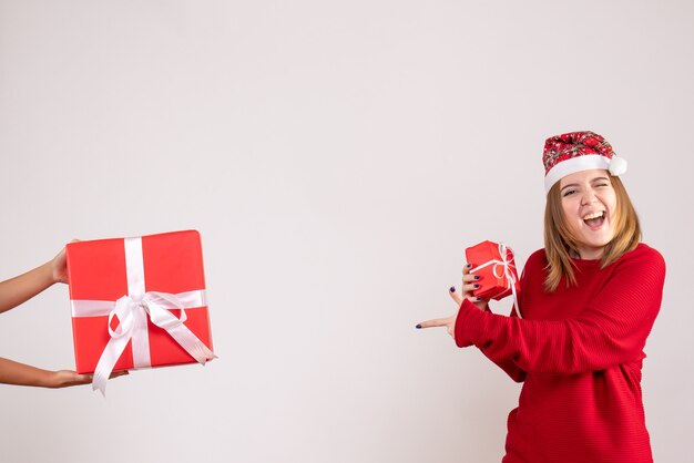 Vooraanzicht jong wijfje met aanwezige Kerstmis