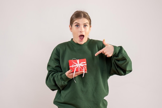 Gratis foto vooraanzicht jong wijfje met kleine aanwezige kerstmis