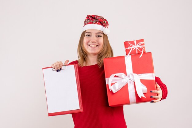 Vooraanzicht jong wijfje met kleine cadeautjes en dossiernota