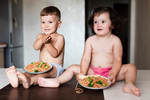 Vooraanzicht jonge broers en zussen in de keuken