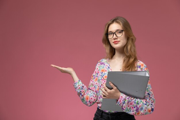 Vooraanzicht jonge dame die lege hand met haar document geeft