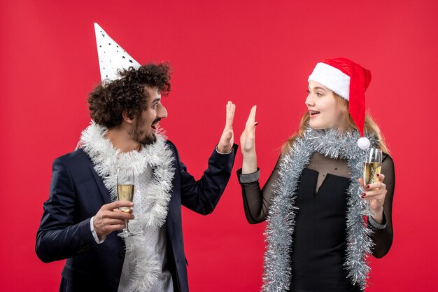 Vooraanzicht jonge gelukkige paar vieren nieuwe jaar kleur Kerst liefde