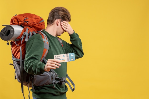 Vooraanzicht jonge man die zich voorbereidt op het wandelen met een kaartje