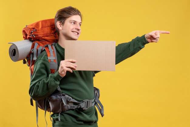 Vooraanzicht jonge man die zich voorbereidt op wandelen