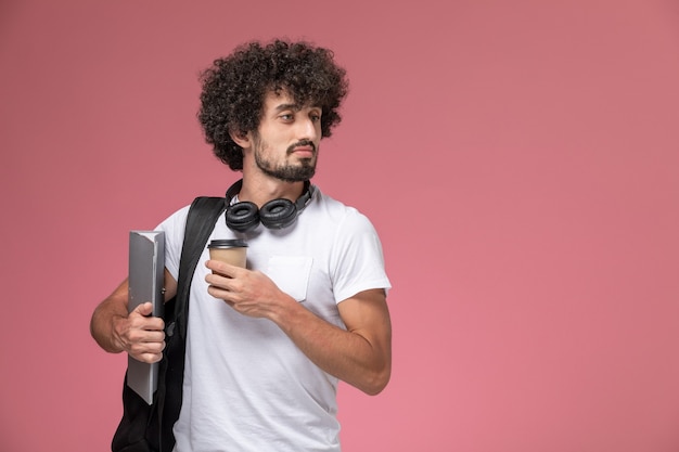 Vooraanzicht jonge man die zijn koffie voor zichzelf houdt