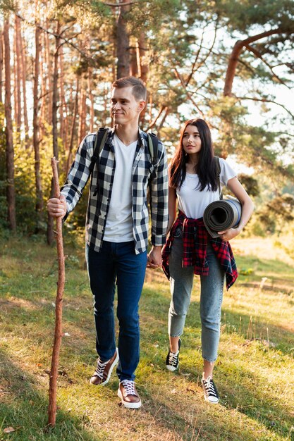 Vooraanzicht jonge man en vrouw wandelen in de natuur