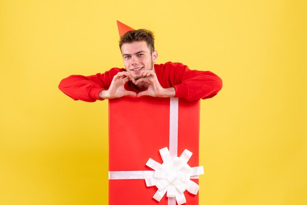 Vooraanzicht jonge man in rood shirt in huidige doos liefde verzenden