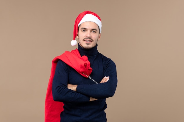 Vooraanzicht jonge man met huidige tas, kerstvakantie santa