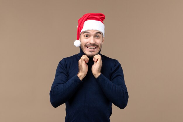 Vooraanzicht jonge man met opgewonden uitdrukking, emotie kerstvakantie