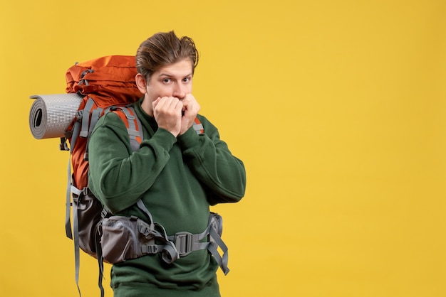 Gratis foto vooraanzicht jonge man met rugzak die zich voorbereidt op wandelen