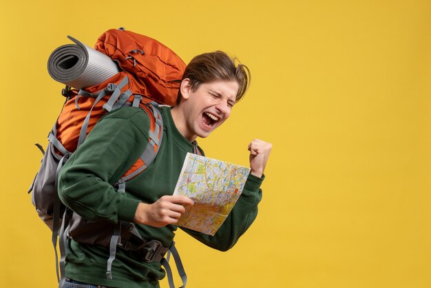 Vooraanzicht jonge man met rugzak met kaart