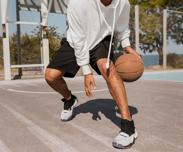 Vooraanzicht jonge man spelen basketbal