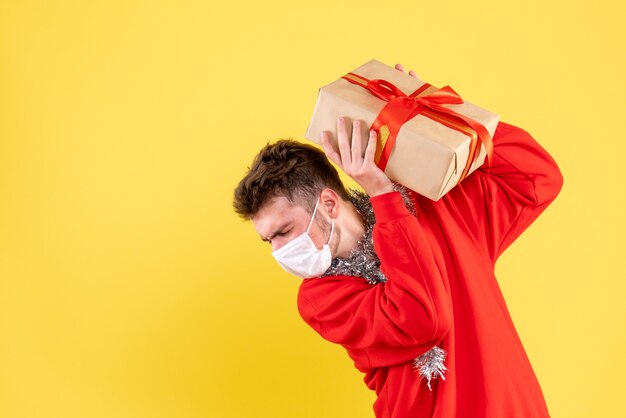 Vooraanzicht jonge mannelijke kerst aanwezig in steriel masker