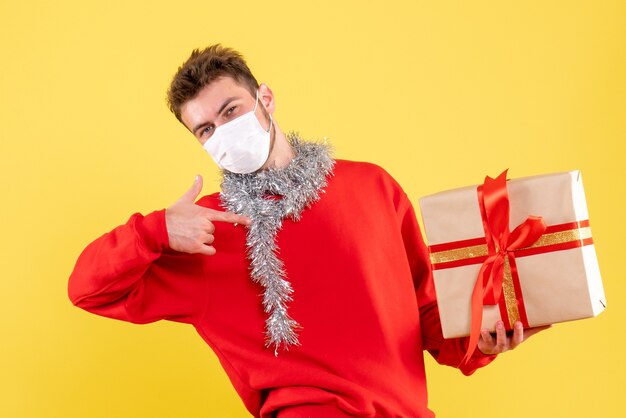 Vooraanzicht jonge mannelijke kerst aanwezig in steriel masker