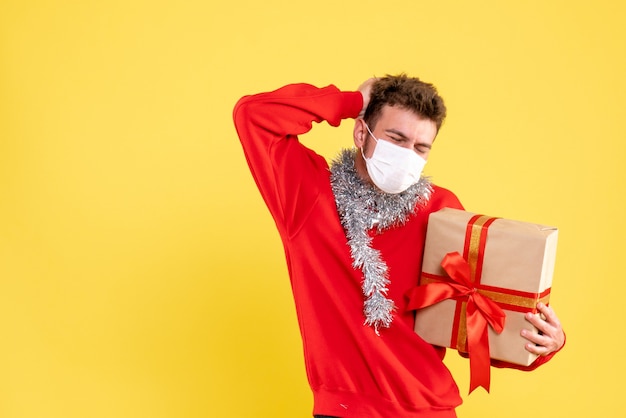 Vooraanzicht jonge mannelijke kerst aanwezig in steriel masker