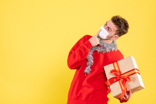 Vooraanzicht jonge mannelijke kerst aanwezig in steriel masker