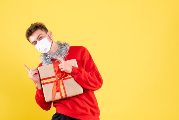 Vooraanzicht jonge mannelijke kerstcadeau