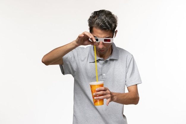 Vooraanzicht jonge mannelijke soda in d zonnebril op witte muur verre filmplezier eenzaam te houden