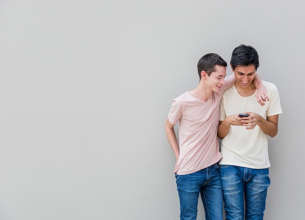 Vooraanzicht jonge mannen die een telefoon controleren