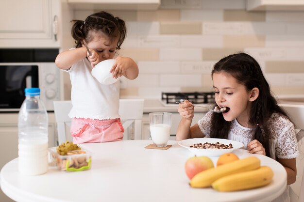 Vooraanzicht jonge meisjes ontbijten