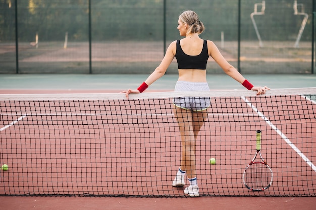 Vooraanzicht jonge tennisspeler op pauze