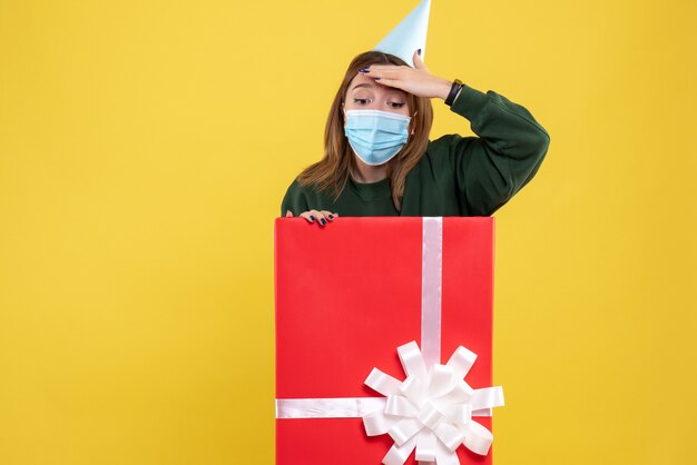 Vooraanzicht jonge vrouw binnen aanwezig in masker