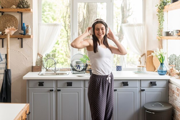 Vooraanzicht jonge vrouw die aan muziek luistert