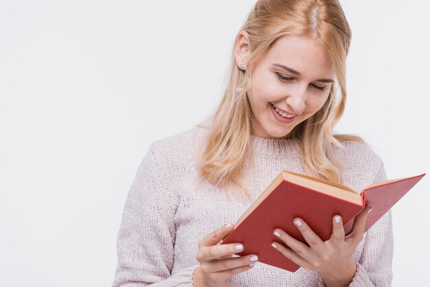 Vooraanzicht jonge vrouw die een boek leest