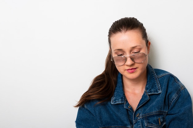 Vooraanzicht jonge vrouw draagt een bril