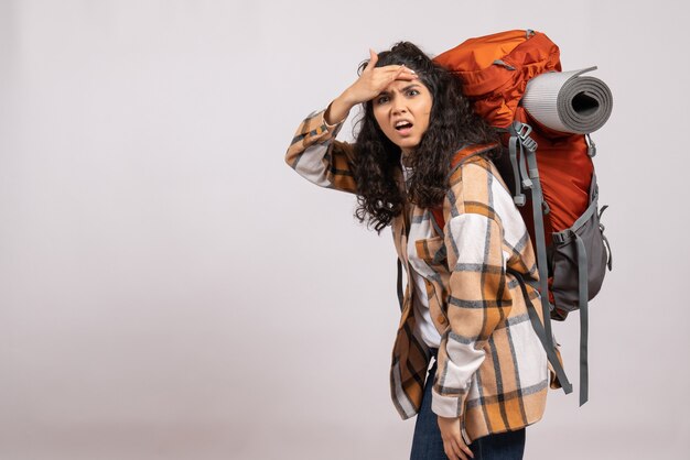 Vooraanzicht jonge vrouw gaan wandelen met rugzak op witte achtergrond campus vakantie berg reis bos lucht toerist