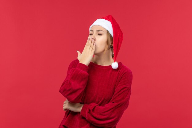 Vooraanzicht jonge vrouw geeuwen, rode vakantie kerst