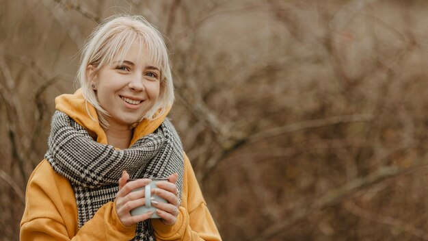 Vooraanzicht jonge vrouw het drinken van thee