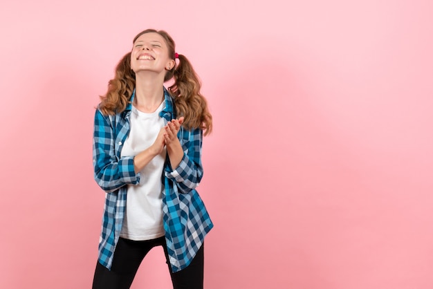 Vooraanzicht jonge vrouw in blauw geruit overhemd poseren op de roze achtergrond vrouw emotie meisje mannequin kleur model