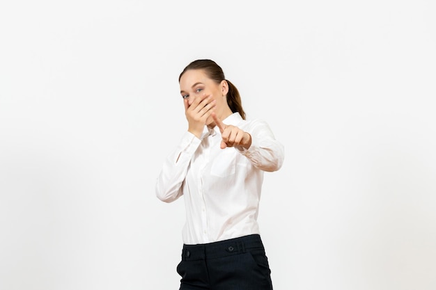 Vooraanzicht jonge vrouw in elegante witte blouse lachen op witte achtergrond vrouw kantoor baan dame vrouwelijke worker