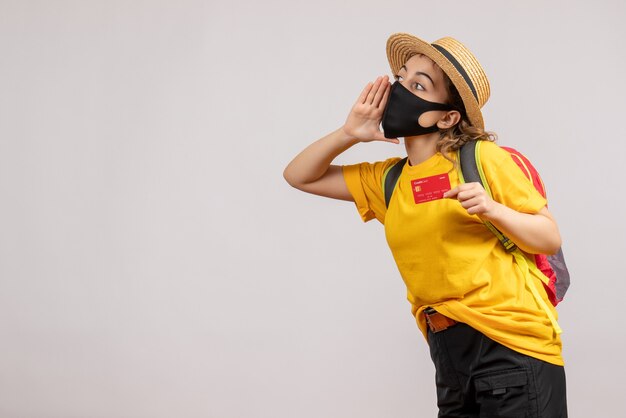 Vooraanzicht jonge vrouw in geel t-shirt die kaart omhoog houdt